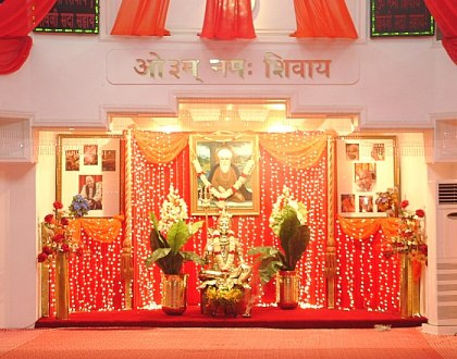 Inside view of Guruji's Bade Mandir